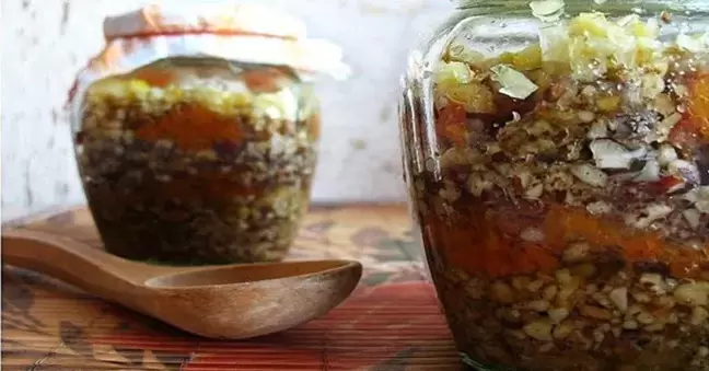 Омехтаи чормағз бо асал барои кӯза